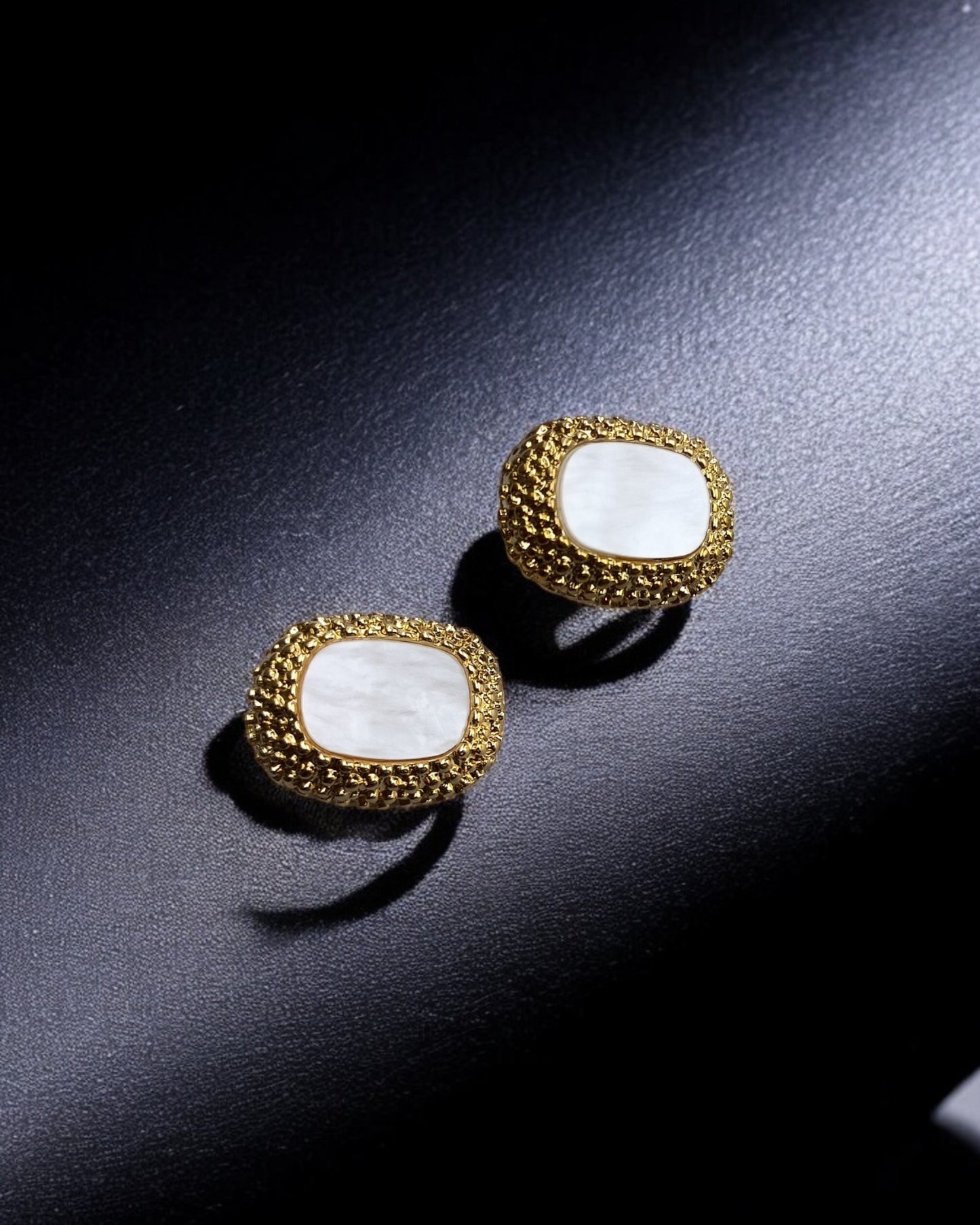 GOLDEN AVNI MOP STUD