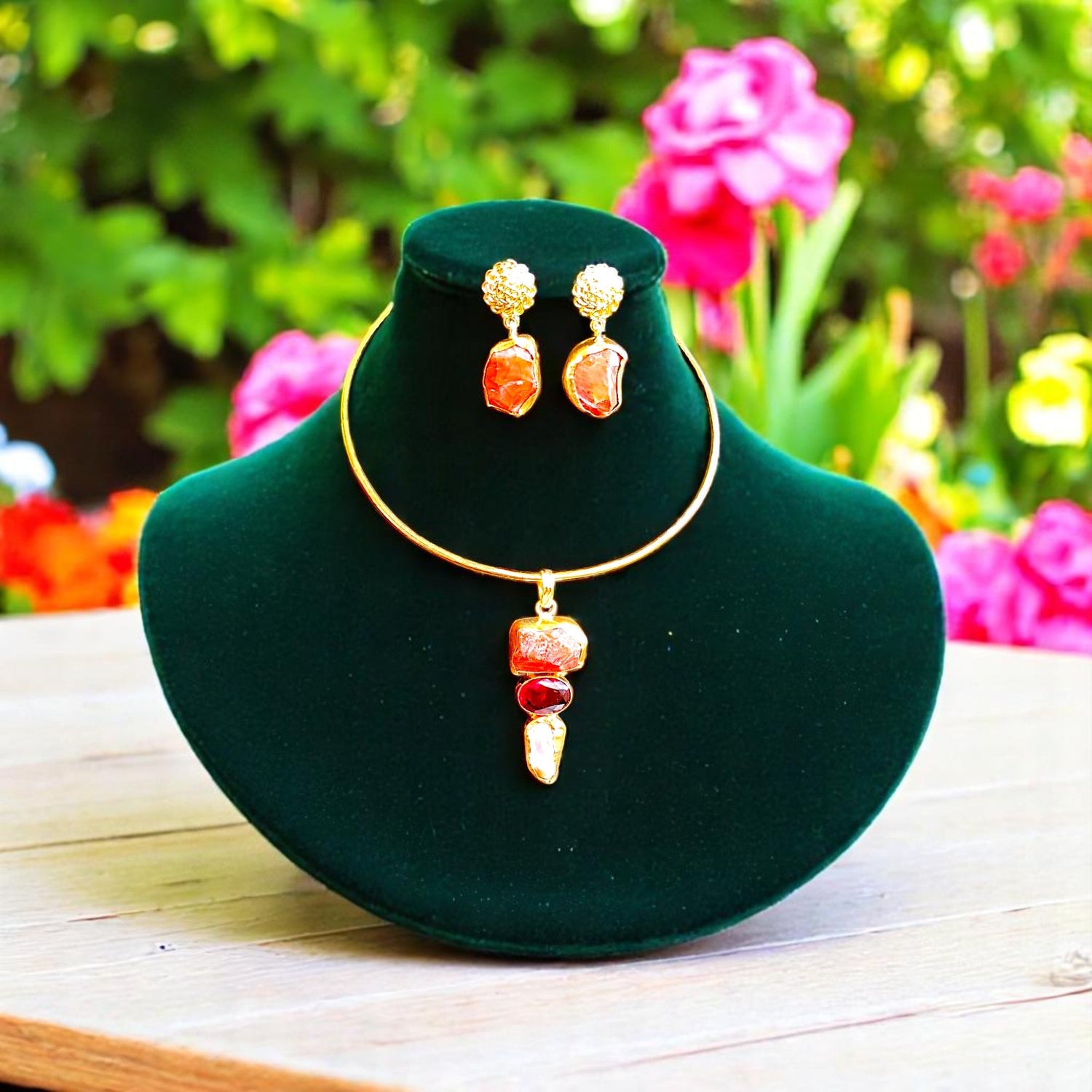 NECKLACES & HASLI