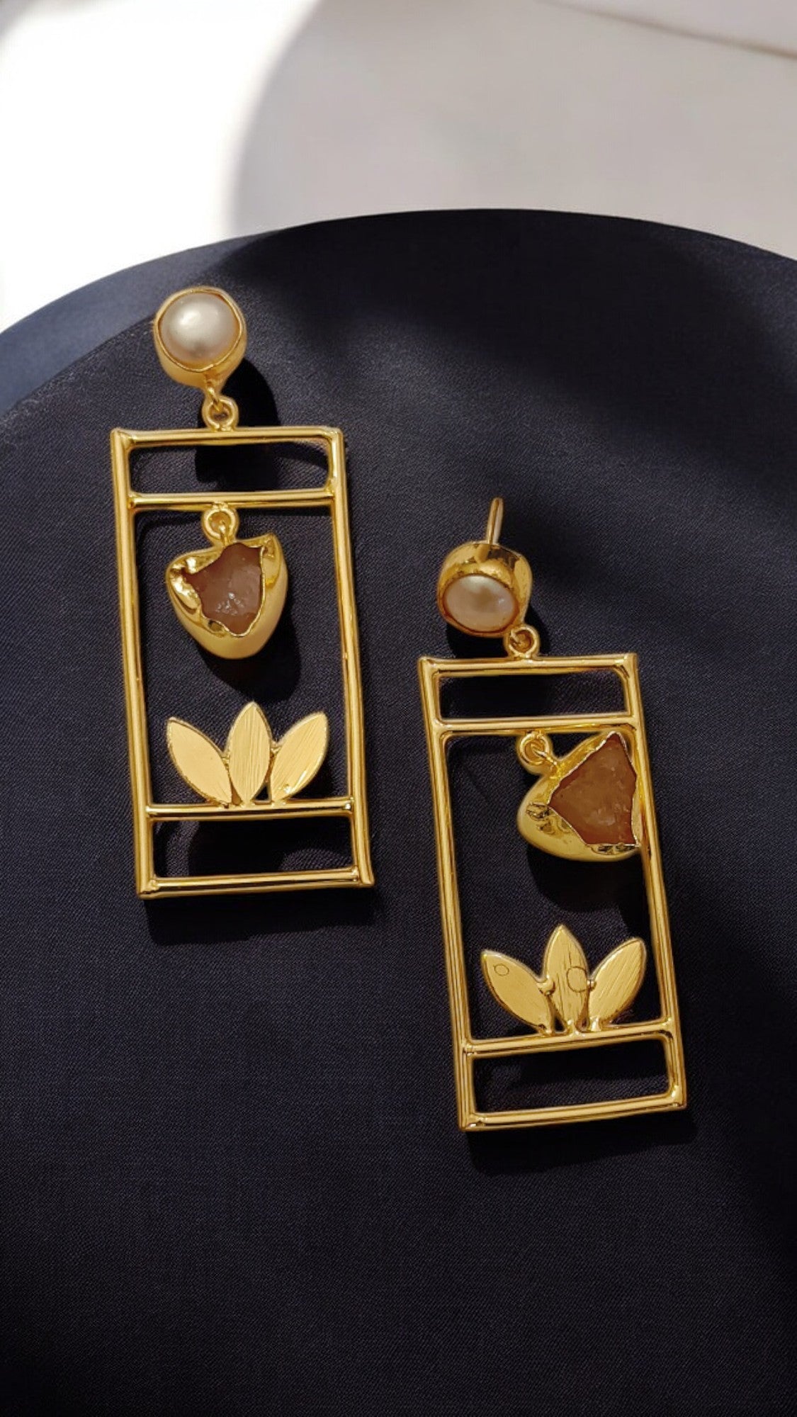 GOLD FRAME DANGLER