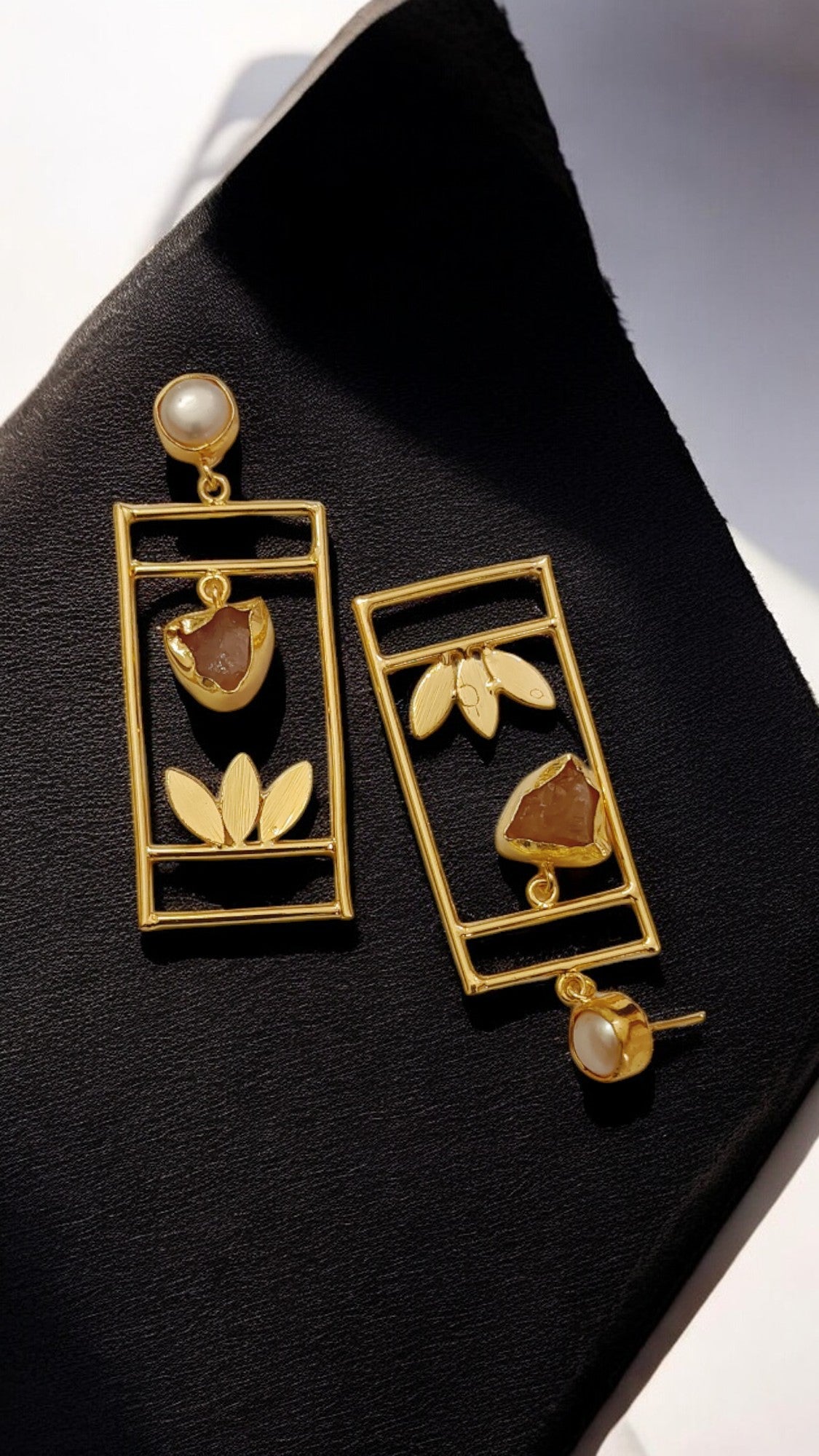 GOLD FRAME DANGLER