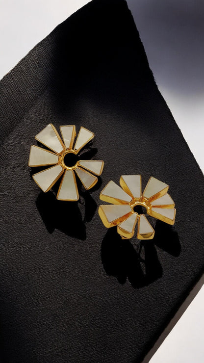 LUNAR GLOW STUDS